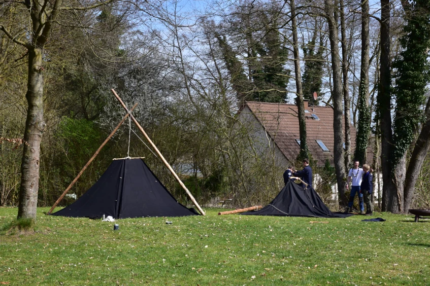 Zwei Kothen auf einer Wiese