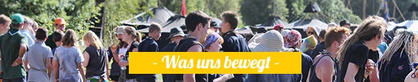 Viele Pfadfinder*innen vor Schwarzzelten