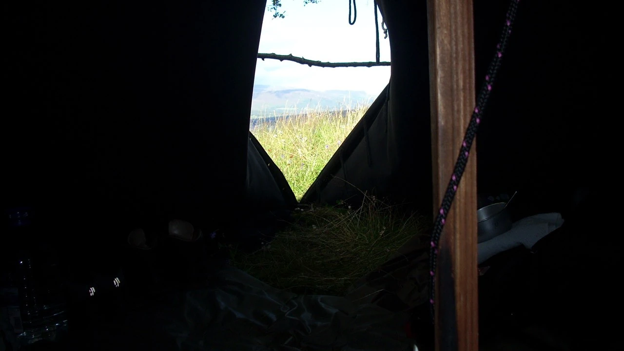 Blick aus einer aufgeknüpften Kothe nach draußen